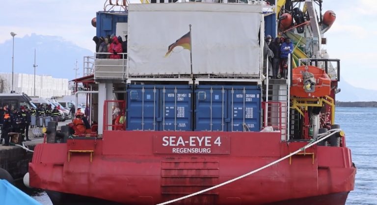 Lo sbarco dei migranti della Sea-Eye 4 a Napoli