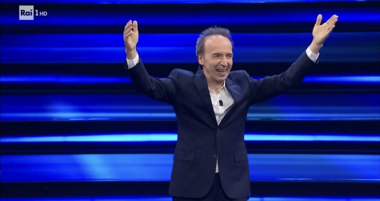 Roberto Benigni e la lezione sulla Costituzione che esalta Sanremo