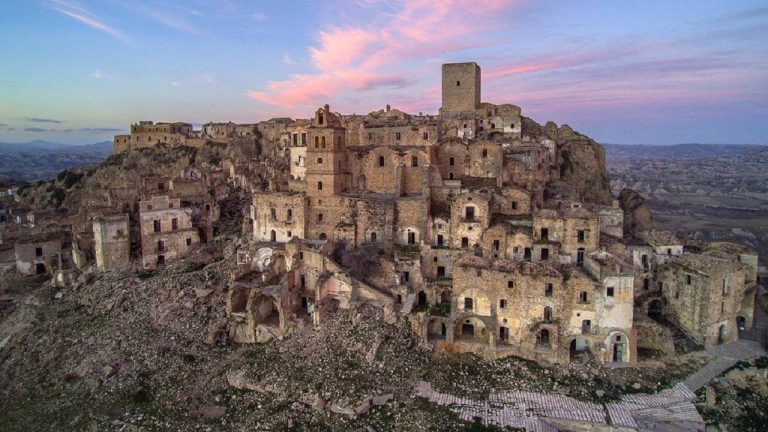 Basilicata: riapre il parco museale scenografico di Craco vecchia