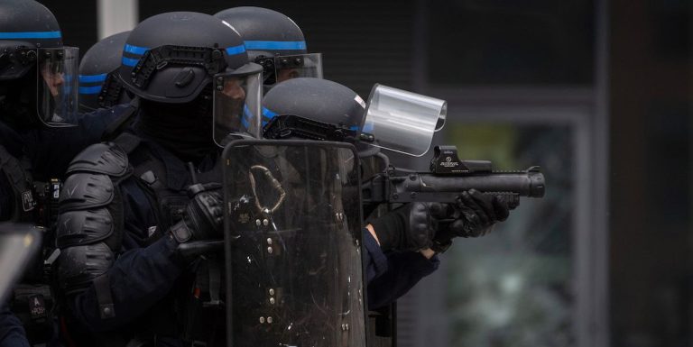 Francia, gli scontri con le forze dell’ordine continuano: la rivolta si allarga