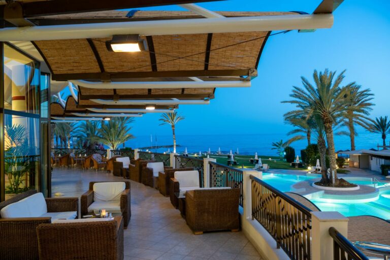Constantinou Bros Athena Beach Hotel, un’oasi di lusso e comfort
