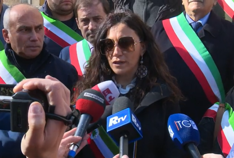 Sit-in dei sindaci in Calabria: «Senza LEP nessuna autonomia, seguendo i fabbisogni standard e non la spesa storica»