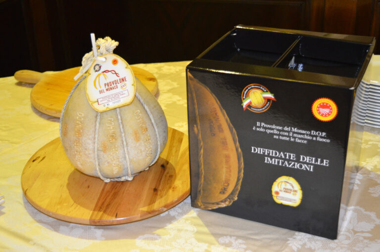 Provolone del Monaco Dop, allevatori a lavoro per garantire qualità eccellente del latte