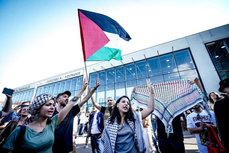 Al Salone del Libro di Torino manifestazione pro-Palestina