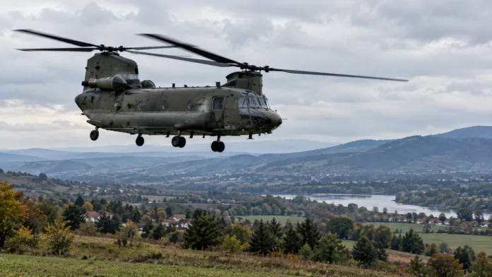 Elicottero militare sopra la valle velata