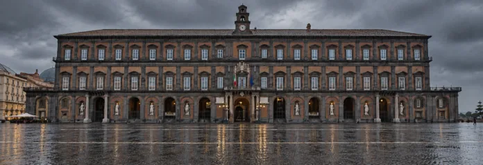 Palazzo storico sotto la pioggia